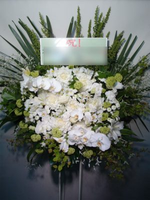 スタンド花を中目黒キンケロシアターにお届け。白とグリーンで作成。