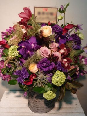 紀伊国屋ホールへ豊原功補様宛の楽屋花。渋い大人の雰囲気で。