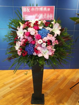 スタンド花。サザンシアターにお届け。カゴ脚で。