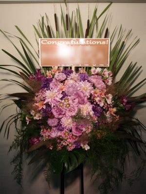 スタンド花。目黒区パーシモンホールにお届け。