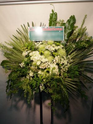 スタンド花。恵比寿リキッドルームにお届け。グリーンのみでスタイリッシュに。