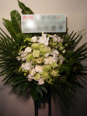 スタンド花。白、グリーンでお洒落に。LINECUBE。