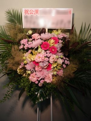スタンド花。代官山UNITにお届け。ピンク系で可愛く。