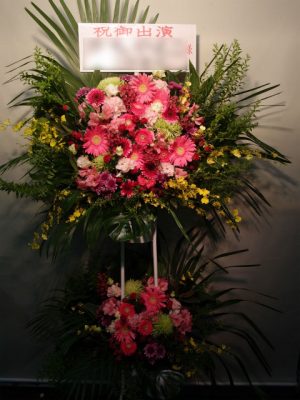 スタンド花。2段で豪華に。中目黒駅、開店御祝。