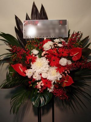 スタンド花。赤と白で作成。ロックコンサートに。