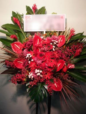 スタンド花。赤系。TSUTAYAO-WESTにお届け。