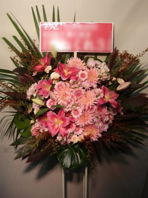 スタンド花。ZeppTokyoにお届け。ピンク系で可愛く。