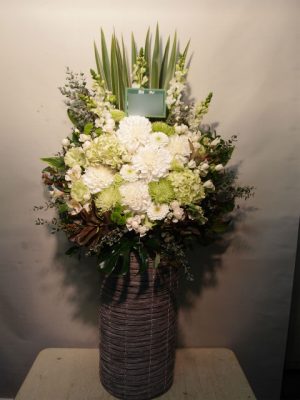 アレンジメント　港区赤坂 贈先：様宛 場所：港区赤坂 イメージ：スタイリッシュ 用途：移転御祝