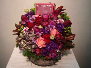 アレンジメント　新宿アイソトープラウンジ 贈先：様宛 場所：新宿アイソトープラウンジ イメージ：大人っぽく 用途：公演御祝 その他：
