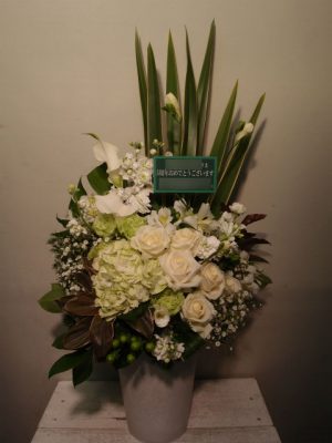 アレンジメント　恵比寿EcoDeco 贈先：様宛 場所：恵比寿EcoDeco イメージ：白･グリーン系 用途：周年祝いパーティ
