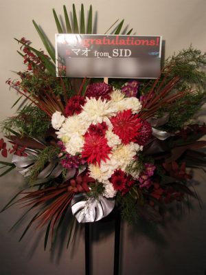 スタンド花　日本橋三井ホール 贈先：マオfromSID様宛 場所：日本橋三井ホール（コレド室町） イメージ：クリスマス、ロック 用途：公演御祝 その他：シルバー使用