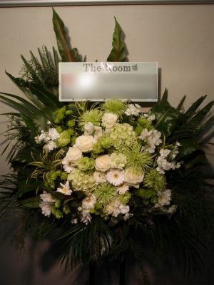 スタンド花　渋谷　THE　ROOM 贈先：THE　ROOM様宛 場所：渋谷区渋谷 イメージ：スタイリッシュ、白・緑 用途：周年御祝 その他