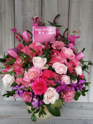 贈先：真矢ミキ様宛 場所：渋谷区神宮前 イメージ：ピンク系 用途：誕生日御祝 　生花アレンジメント