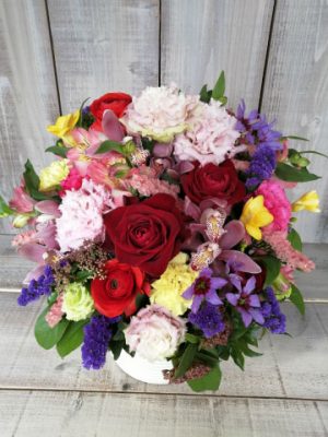 贈先：個人住宅様宛 場所：横浜市 イメージ：おまかせ 用途：誕生日御祝 その他：宅急便利用　生花アレンジメント
