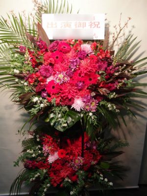 贈先：渡辺梨世様宛 場所：千本桜ホール（目黒区鷹番） イメージ：赤系 用途：公演御祝 その他：桜　スタンド花・フラスタ