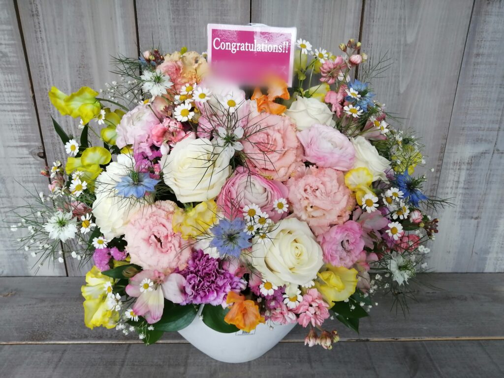 新宿区にお届けしたアパレル店に開店御祝いのアレンジメントフラワー