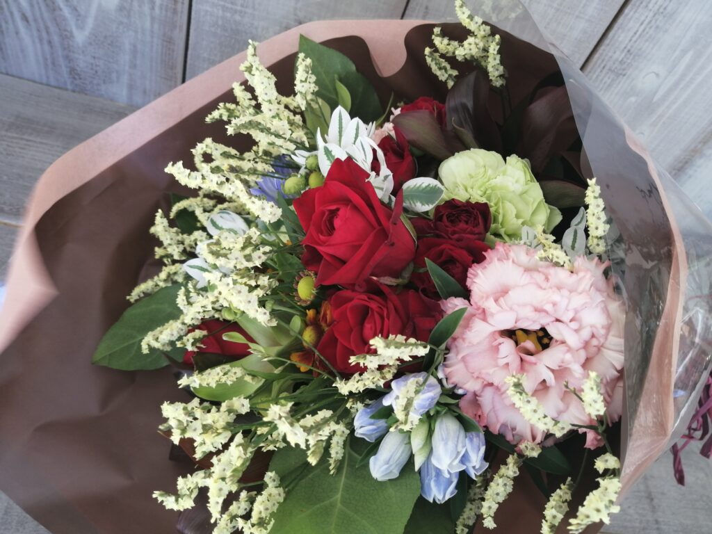 お台場ビーナスフォートにお届けした結婚御祝いの花束。シックに。