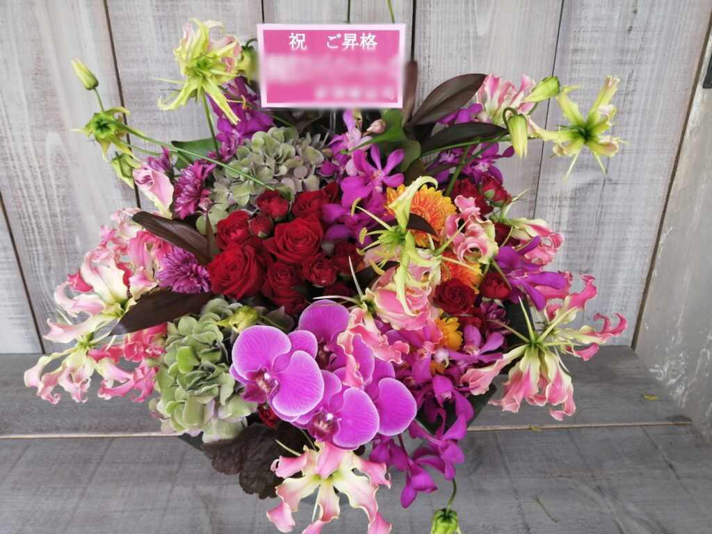 千代田区、集英社様宛にお届けした就任御祝いのアレンジメント。お洒落な女性向け。