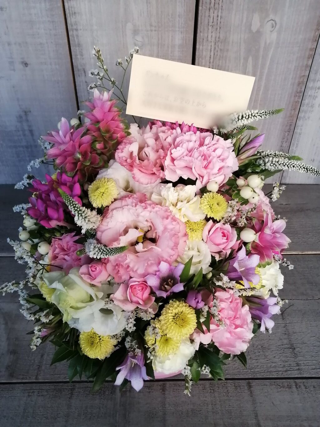 ペットへの供花アレンジメント。犬のお悔み