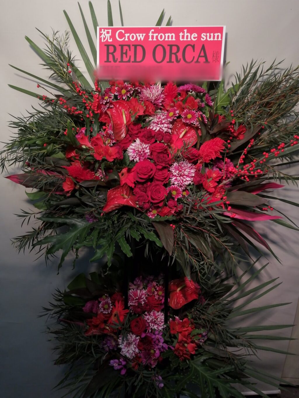 REDORCA様宛スタンド花真っ赤に。渋谷クラブクアトロ