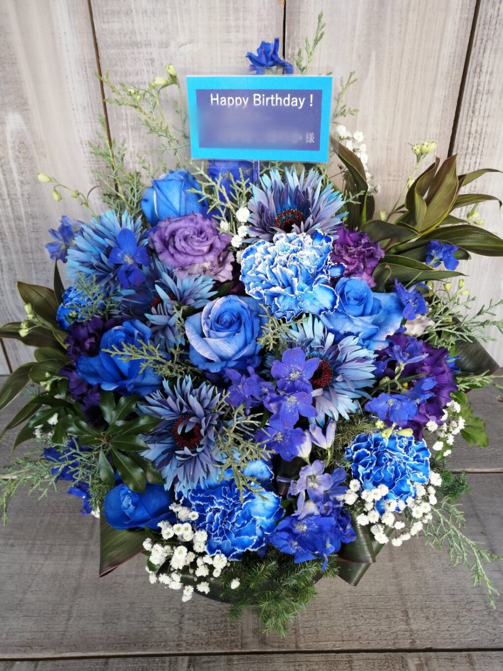 青系の花材で作成したアーティストの誕生日御祝い