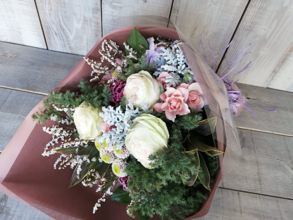 クリスマスの雰囲気も入れた花束