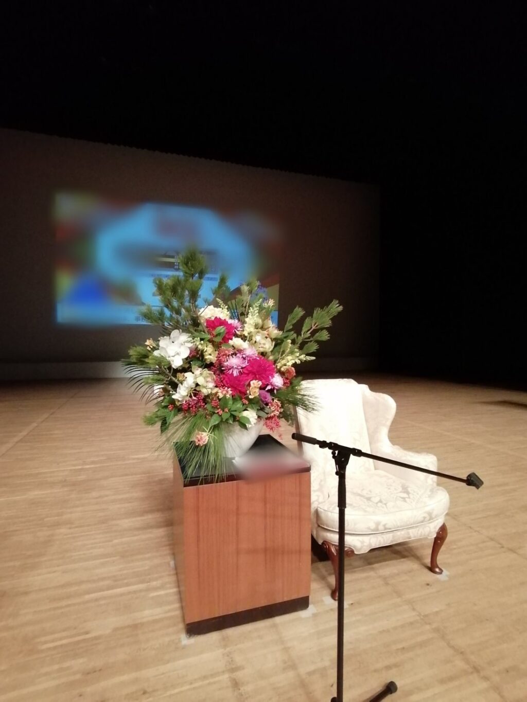 新宿文化センター大ホール 講演会用の壇上装花