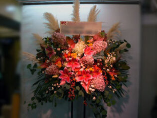 大きめ花材のスタンド花　2010-10-07