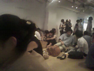 夏の夜　目黒のホテルの屋上で映画とお酒