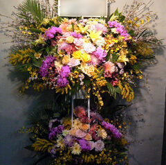 かなり豪華なスタンド花です