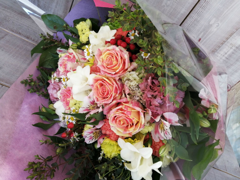 色々な花束をお届け致しました。