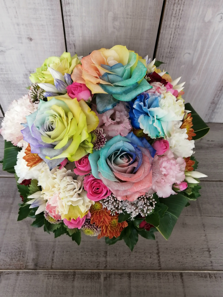 レインボーフラワー（バラやカーネーション）のアレンジメント