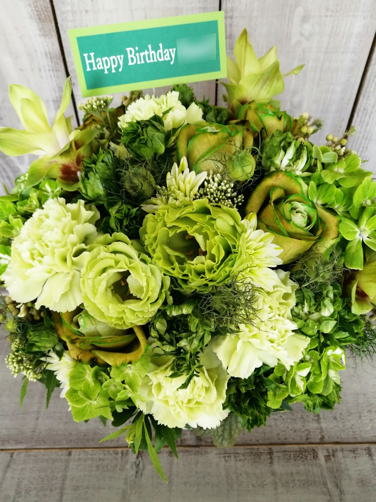世田谷区駒沢にお届けした誕生日御祝のアレンジメントフラワー（グリーン系）