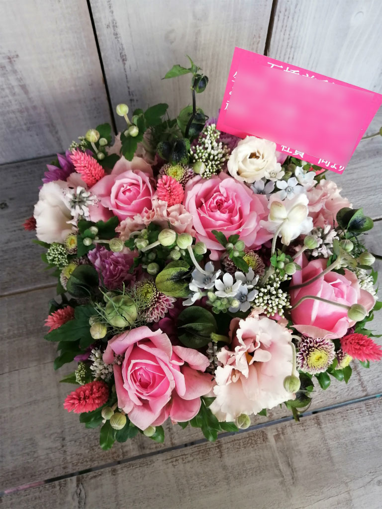 目黒銀座商店街のライブハウス楽屋にお届けした楽屋御見舞のボックスフラワー