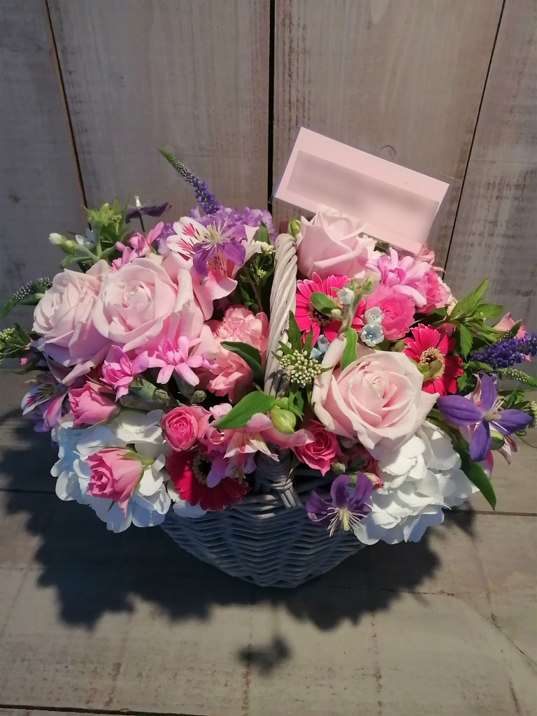 目黒区八雲にお届けした誕生日御祝いのバスケットアレンジメント