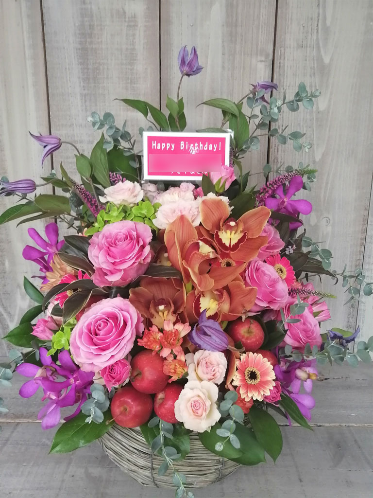 渋谷区神宮前にお届けした誕生日御祝いのアレンジメントフラワー