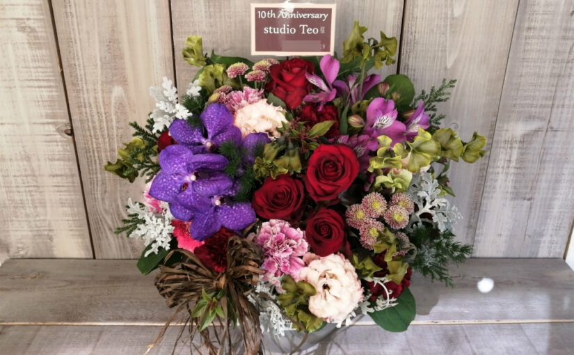 港区南青山の美容室への御祝の花（アレンジメント）