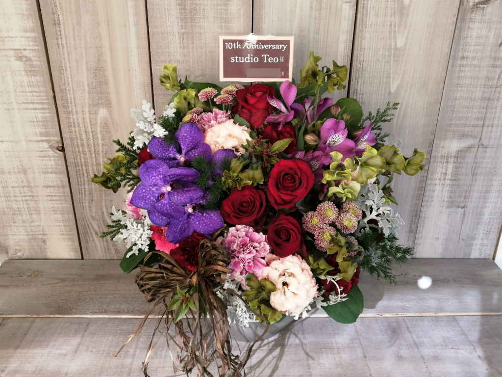港区南青山の美容室に10周年御祝のアレンジメントフラワー