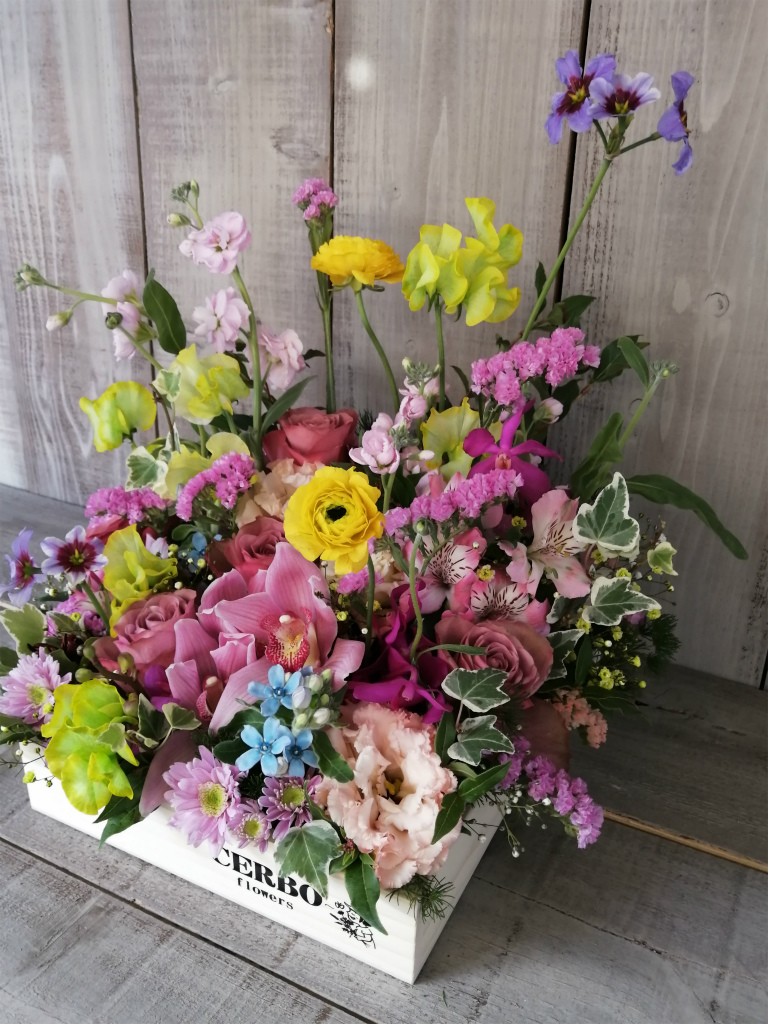 中目黒ライブレストラン「楽屋」にお届けのボックスフラワーアレンジメント