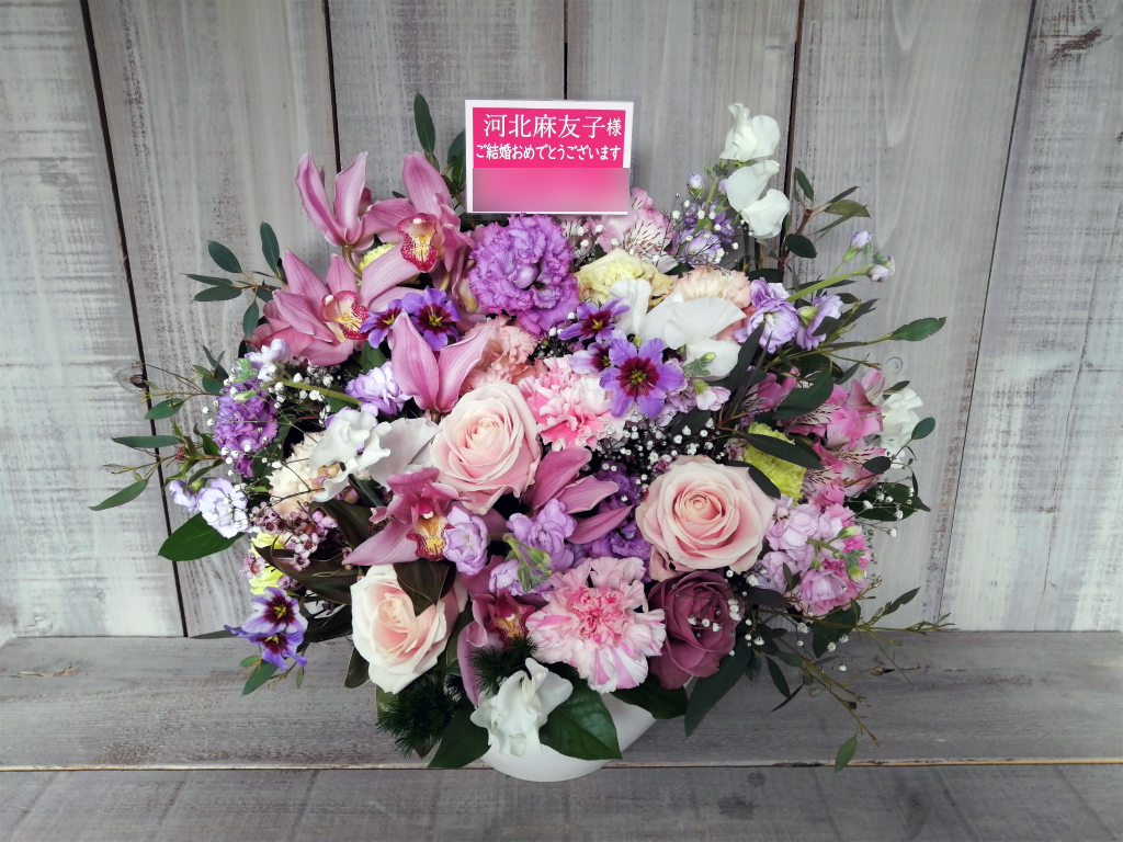 港区北青山にお届けした結婚御祝のアレンジメントフラワー