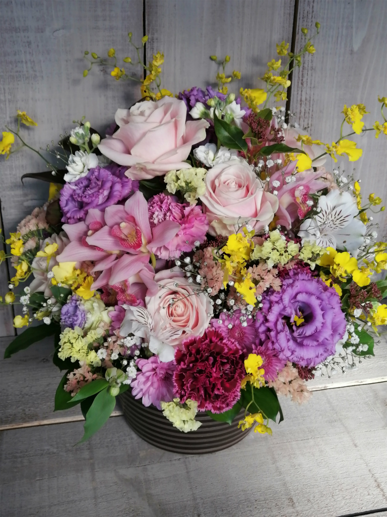 横浜市に宅配便でお届けした誕生日御祝のアレンジメント