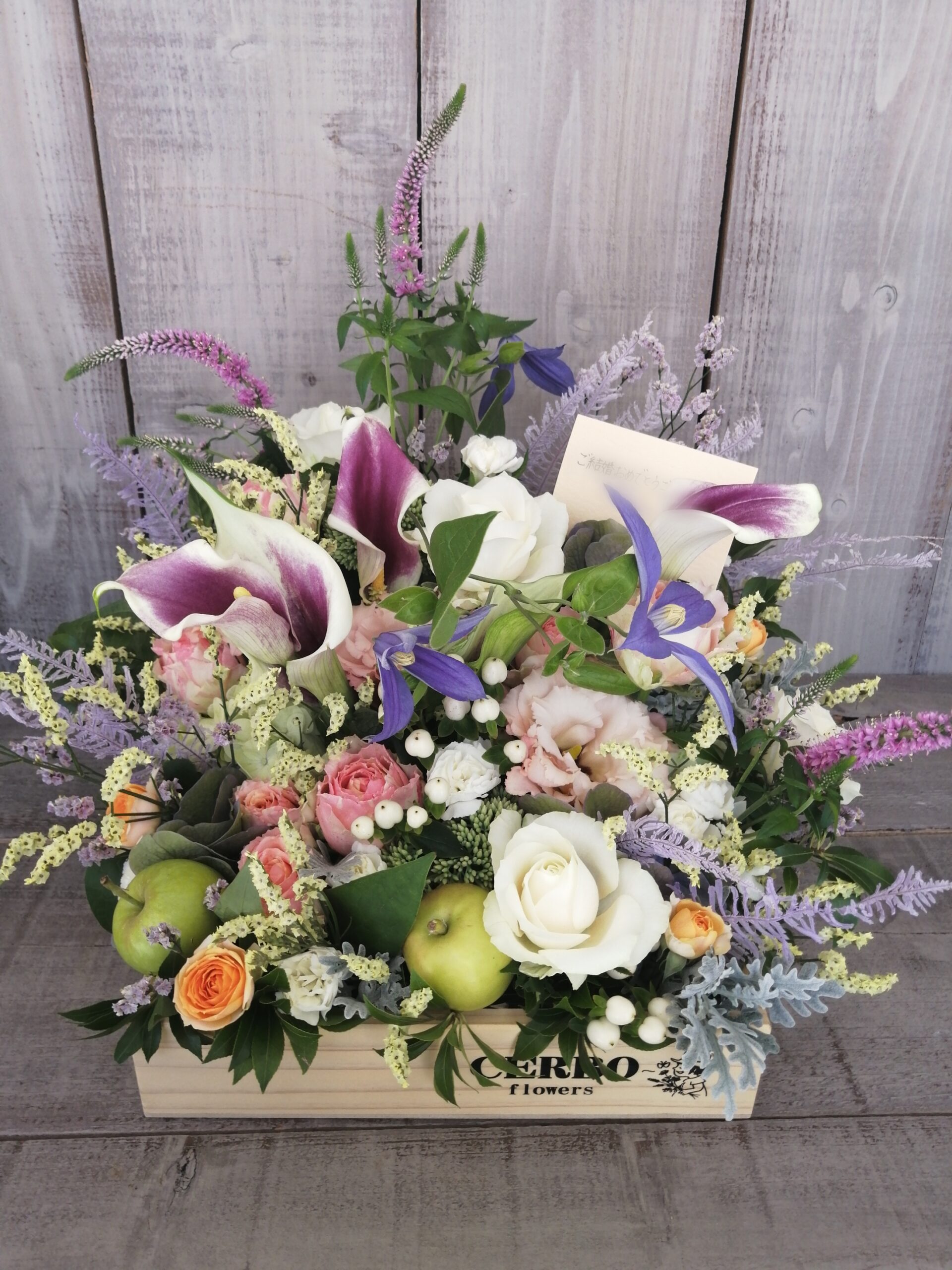 小さな結婚式お台場店様にお届けした結婚御祝いのボックスフラワーアレンジメント