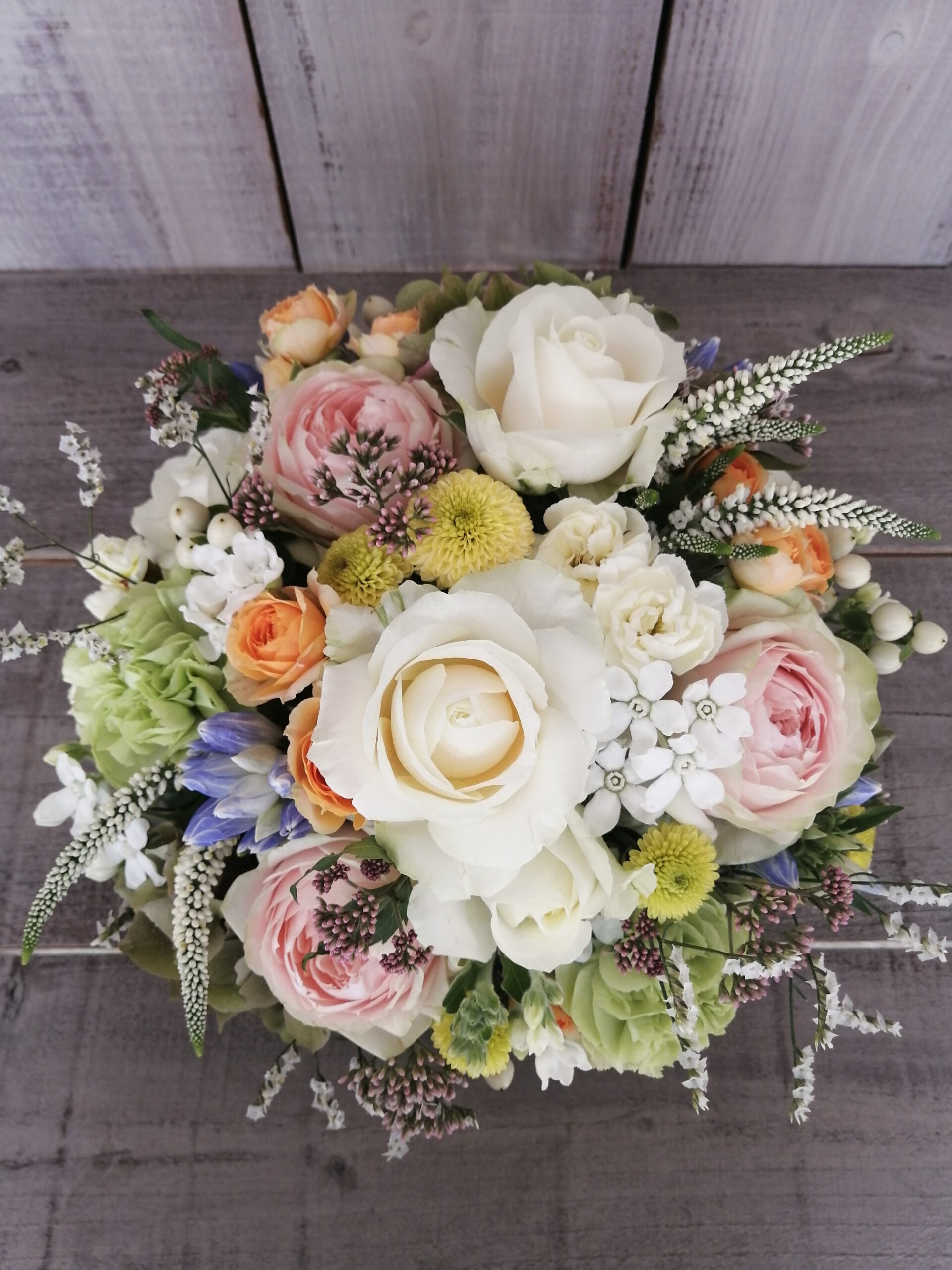 岩手県に宅配便でお届けしたお悔みのアレンジメントフラワー