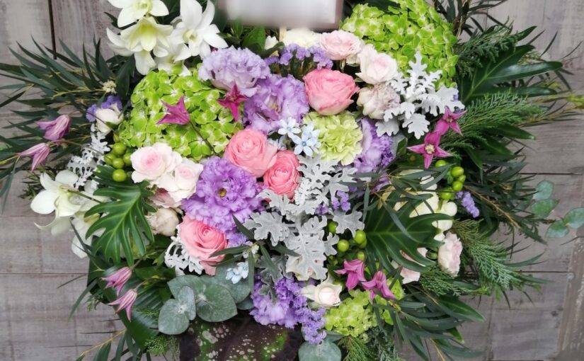 バルミューダ青山店様宛　開店御祝いのアレンジメント　ナチュラルに