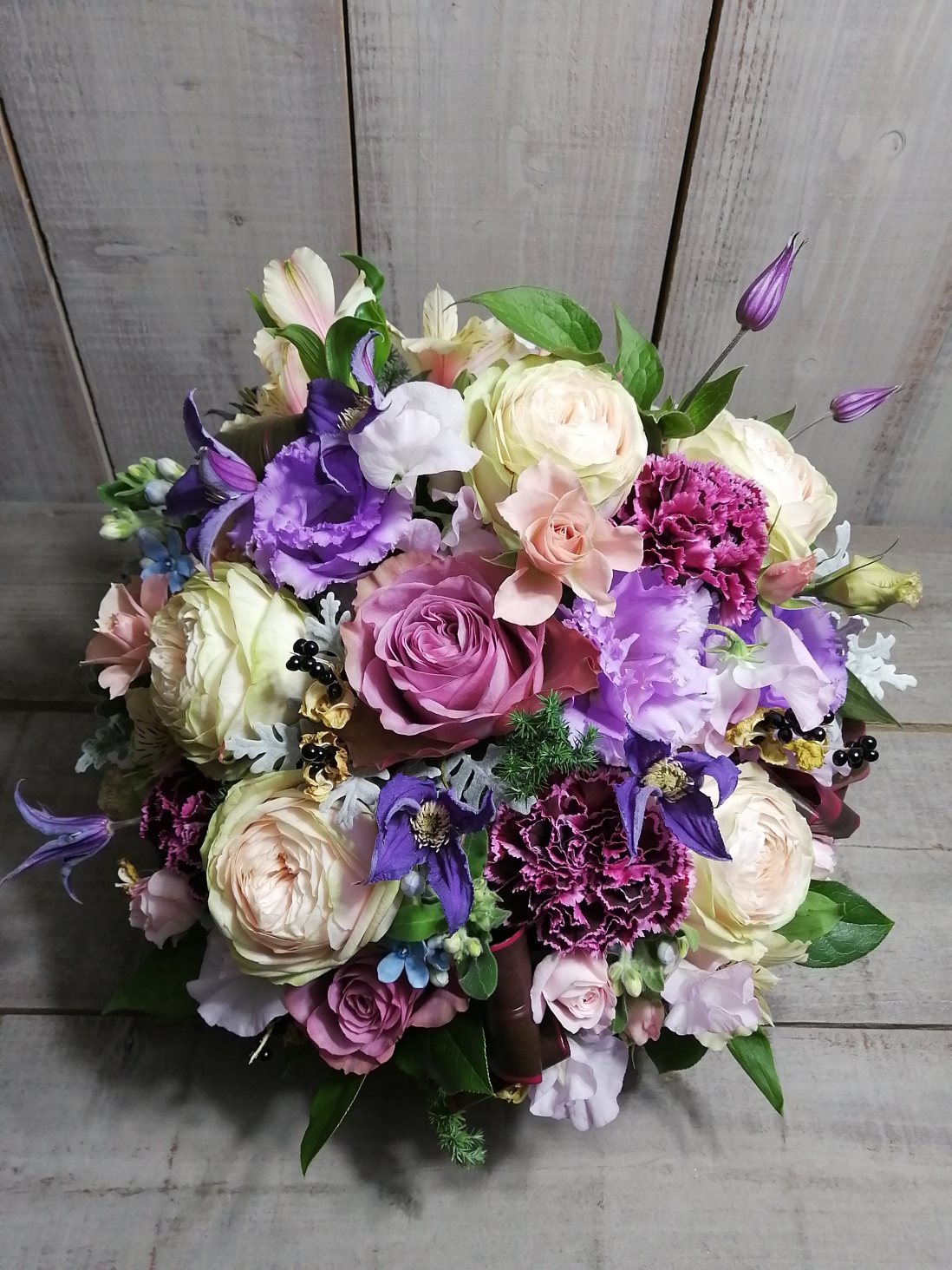 港区白金台にお届けした結婚記念日の御祝いアレンジメントフラワー