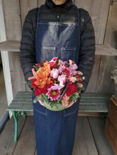 レストランでの誕生日パーティにお届けしたアレンジメントフラワー＠渋谷区