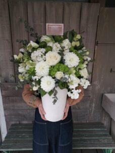 開店御祝いにお届けした白緑のアレンジメントフラワー＠渋谷区