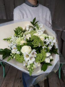 春の花束を数点、退職や入学御祝いなどに