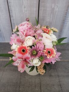 ピンク系の雰囲気で作成したアレンジメントフラワー＠渋谷区