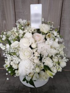 宅配便でお届けしたお悔みのアレンジメントフラワー